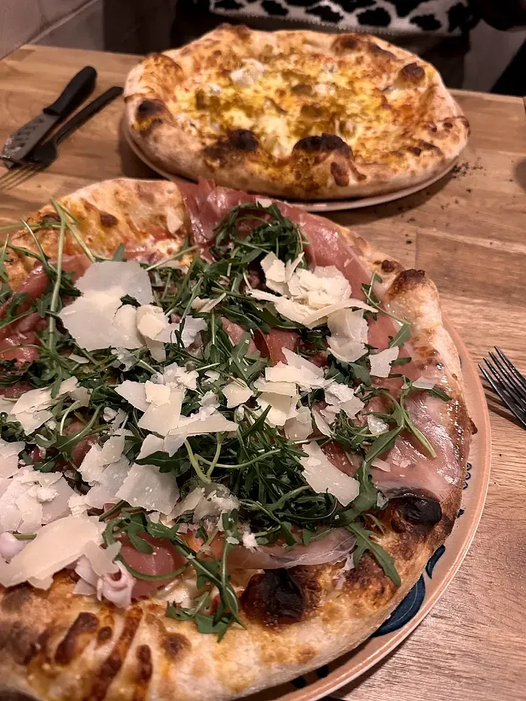 Table avec pizza chez Bella Vita
